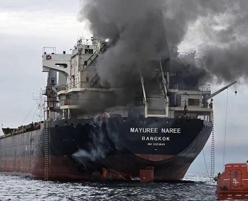 Hơn 1.000 tàu mắc kẹt ở Hormuz, ngành bảo hiểm toàn cầu phản ứng dữ dội với kế hoạch 20 tỷ USD của ông Trump